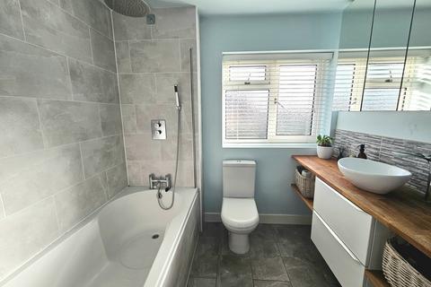 25 Bow Drive, Sherfield On Loddon, Hook, RG27 0EJ