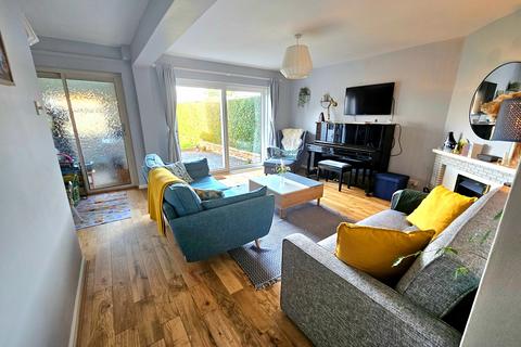 25 Bow Drive, Sherfield On Loddon, Hook, RG27 0EJ
