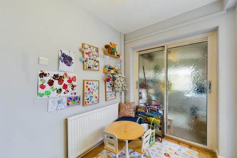 25 Bow Drive, Sherfield On Loddon, Hook, RG27 0EJ