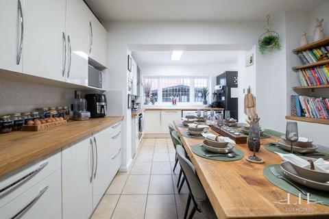 2 Oakdene Close, Hornchurch, RM11 1HD