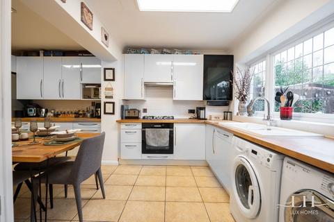 2 Oakdene Close, Hornchurch, RM11 1HD