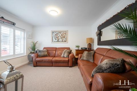 2 Oakdene Close, Hornchurch, RM11 1HD