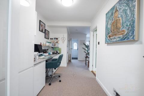 2 Oakdene Close, Hornchurch, RM11 1HD