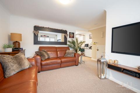 2 Oakdene Close, Hornchurch, RM11 1HD