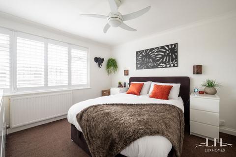 2 Oakdene Close, Hornchurch, RM11 1HD