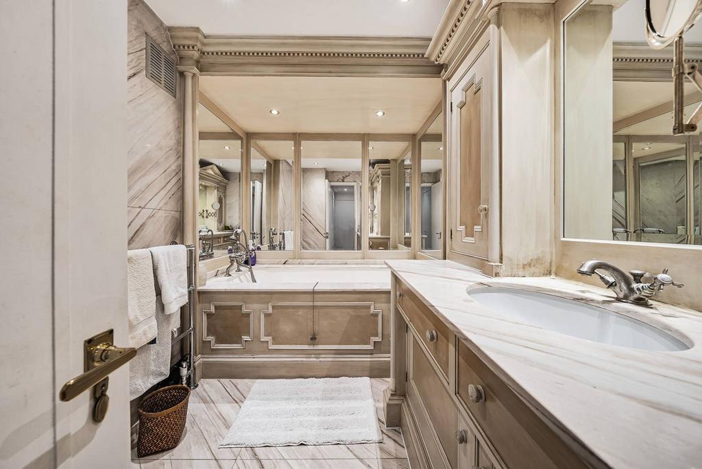 Cheltenham Terrace, Sloane Square, London, SW3 3 bed flat to rent £
