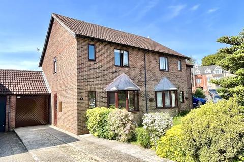 15 Bishop Close, Chard, TA20 1DY