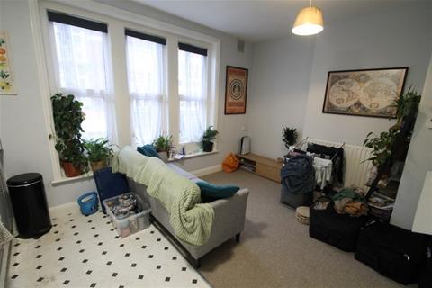 1 bedroom property to rent, South Woodford E18