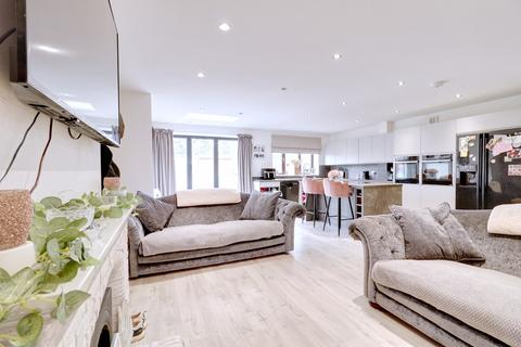 4 bedroom semi-detached house for sale - Mygrove Road, Rainham RM13