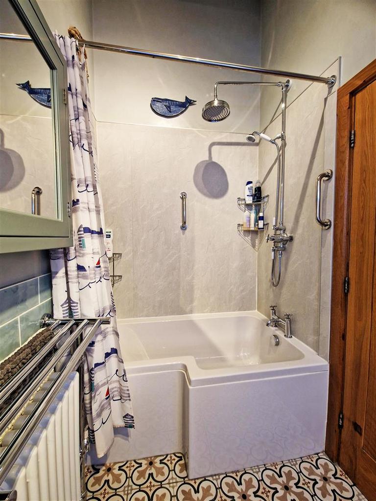 Bathroom 1.jpg