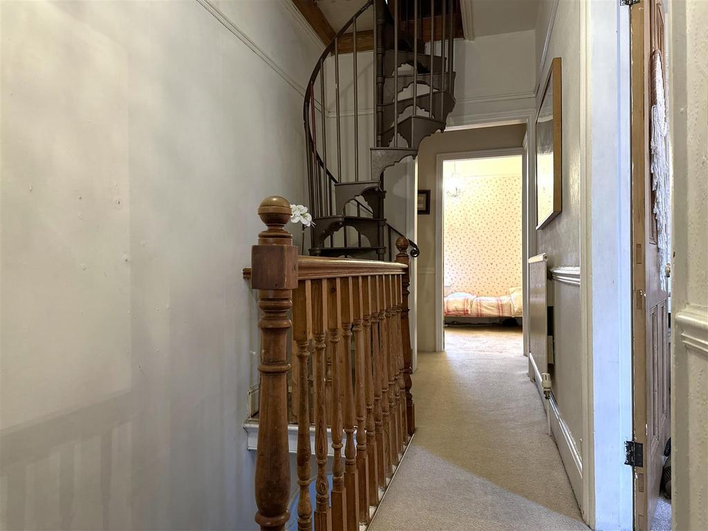 First Floor Landing 609
