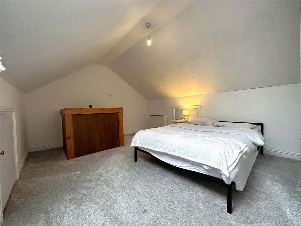 Large Attic Room 582