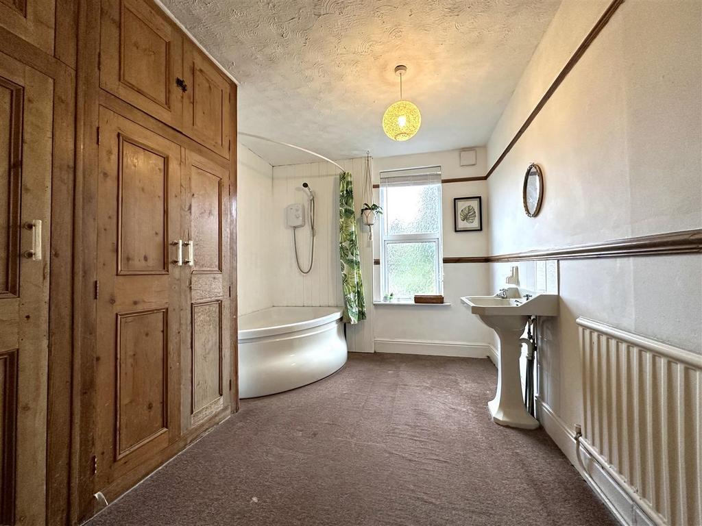 Generous Bathroom 618