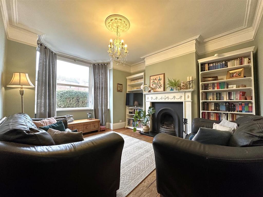 Bay-Fronted Lounge 649