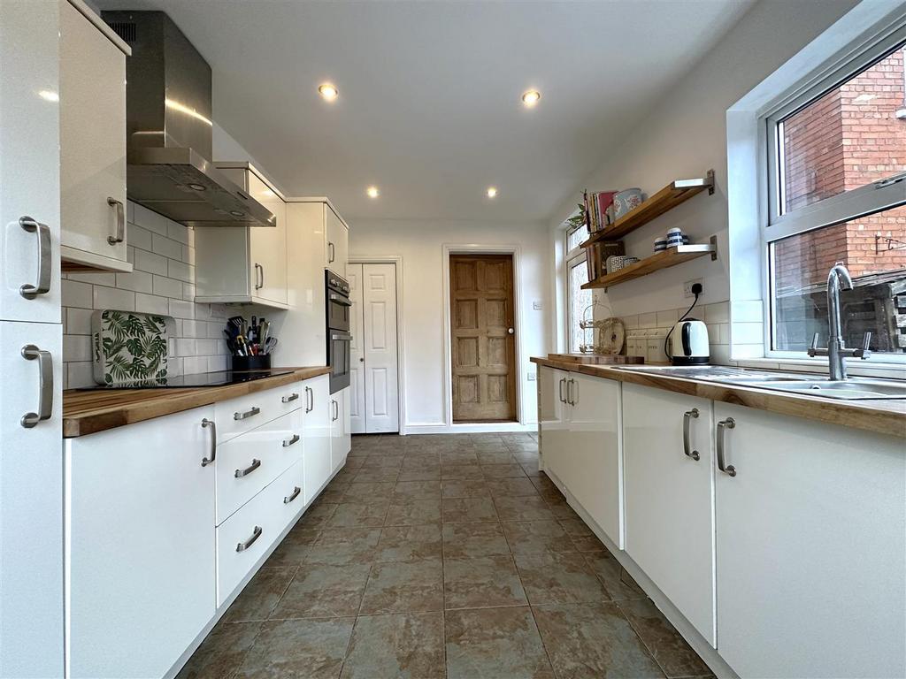 Large Fitted Kitchen 631