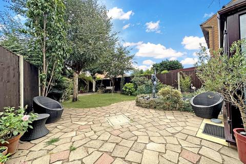 4 bedroom detached house for sale, Cardinal Hinsley Close, Newark