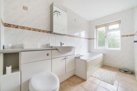 72 Haslemere Road, Liphook, GU30 7BN