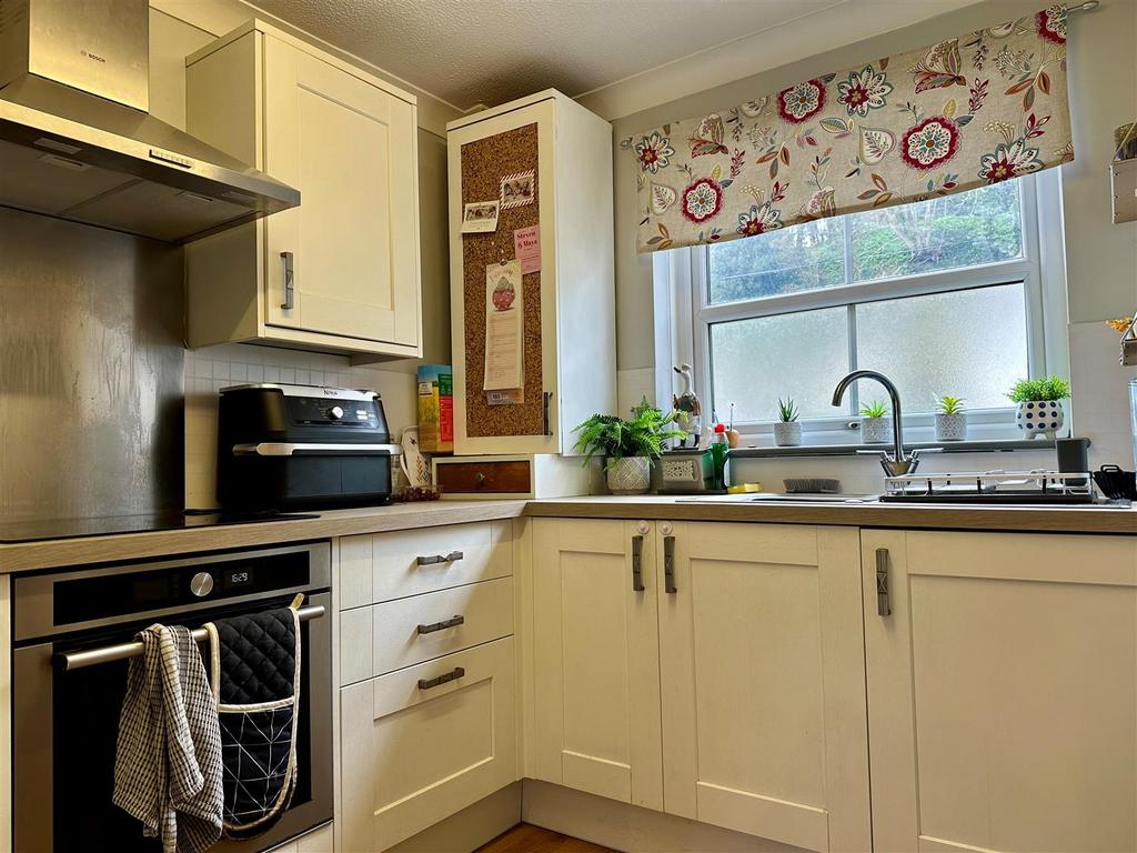 Kitchen 2.jpg