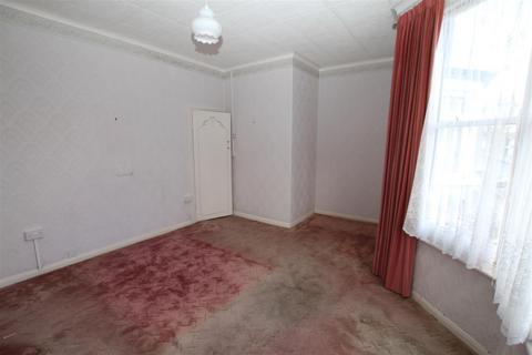 83 Henniker Gardens, London, E6 3HT