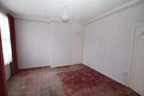 83 Henniker Gardens, London, E6 3HT