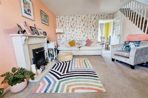 3 bedroom semi-detached house for sale - Epsom Close, Rushden NN10