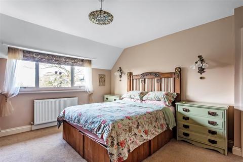 20 Holland Road, Oxted, RH8 9BN