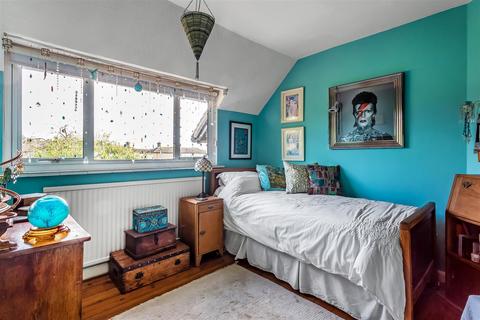 20 Holland Road, Oxted, RH8 9BN