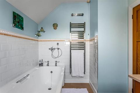 20 Holland Road, Oxted, RH8 9BN
