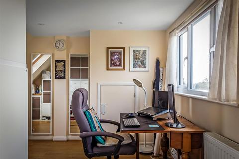 20 Holland Road, Oxted, RH8 9BN