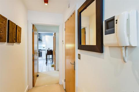 2 bedroom flat for sale, Bell Street, Romsey Town Centre. Hampshire