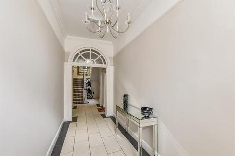 1 bedroom flat for sale, Church Street, Romsey Town centre, Hampshire