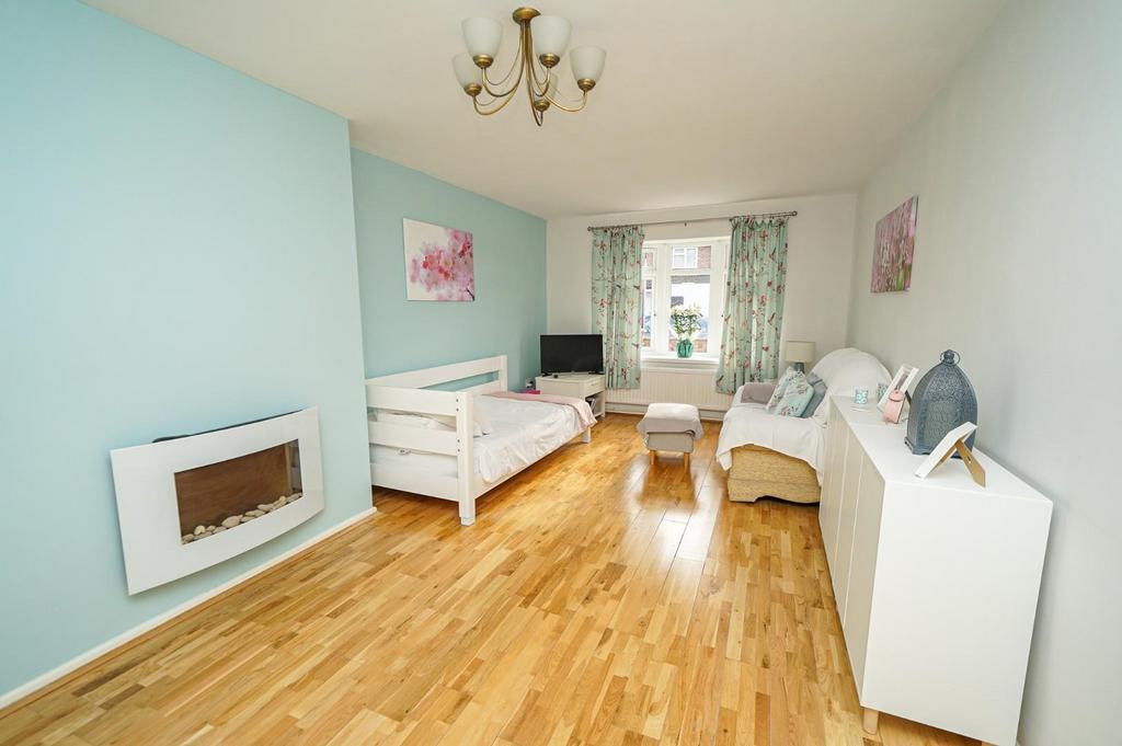 Waterdell, Leighton Buzzard 3 bed semidetached house for sale £369,995