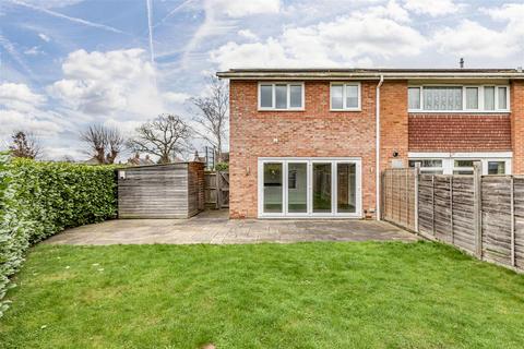 3 bedroom end of terrace house for sale, Malvern Close, Ottershaw
