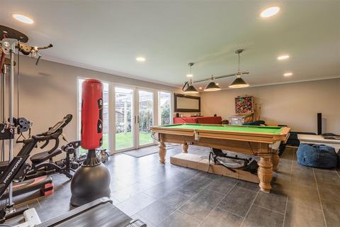 16 Foxlake Road, Byfleet, West Byfleet, KT14 7PW