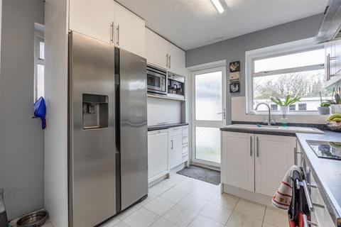16 Foxlake Road, Byfleet, West Byfleet, KT14 7PW