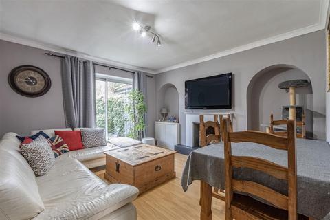 16 Foxlake Road, Byfleet, West Byfleet, KT14 7PW