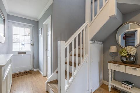 16 Foxlake Road, Byfleet, West Byfleet, KT14 7PW