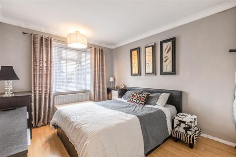 16 Foxlake Road, Byfleet, West Byfleet, KT14 7PW