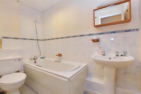 2 bedroom flat for sale, Broad Oak Close, Eastbourne