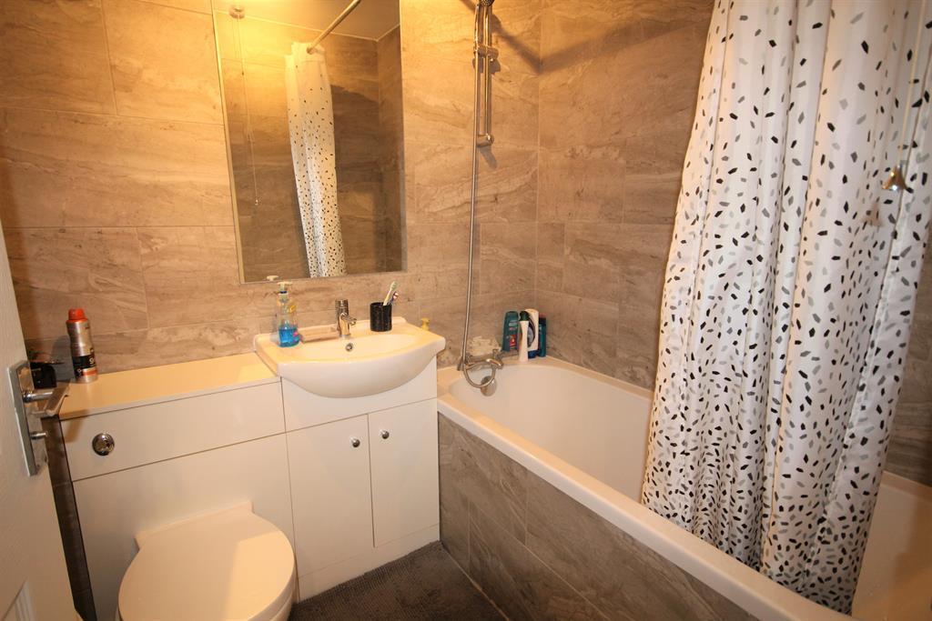 Gainsborough Road, Hayes, UB4 8NZ 1 bed £1,300 pcm (£300 pw)