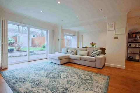 4 bedroom end of terrace house for sale, Kingsley Avenue, Borehamwood