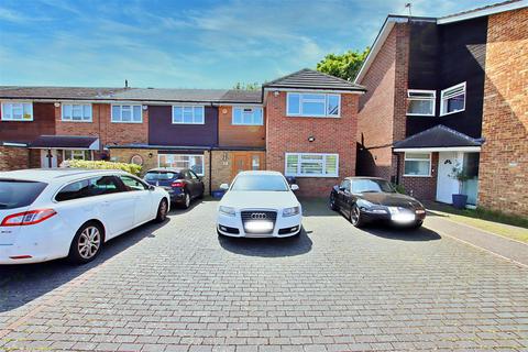 4 bedroom end of terrace house for sale, Kingsley Avenue, Borehamwood