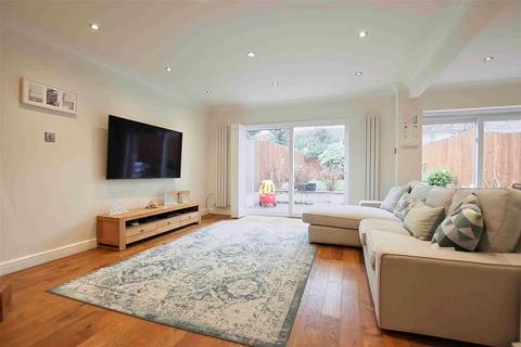 4 bedroom end of terrace house for sale, Kingsley Avenue, Borehamwood