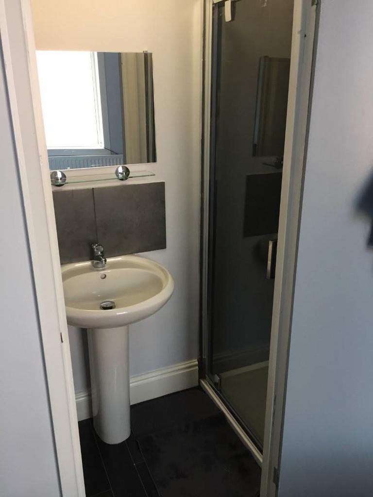 Room 4 bathroom.jpg