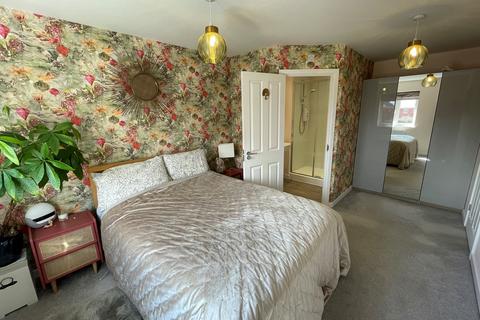 3 bedroom semi-detached house for sale - Honeysuckle Way, Raunds, Wellingborough, NN9