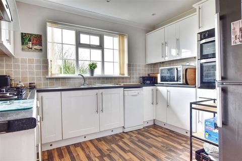 15 Blackfields Avenue, Bexhill-on-sea, TN39 4JL