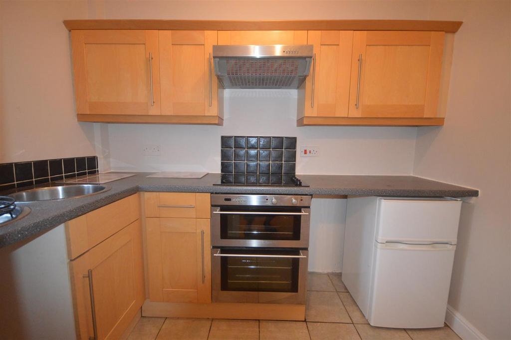 Danebower Road, Trentham, 2 bed semidetached house £725 pcm (£167 pw)