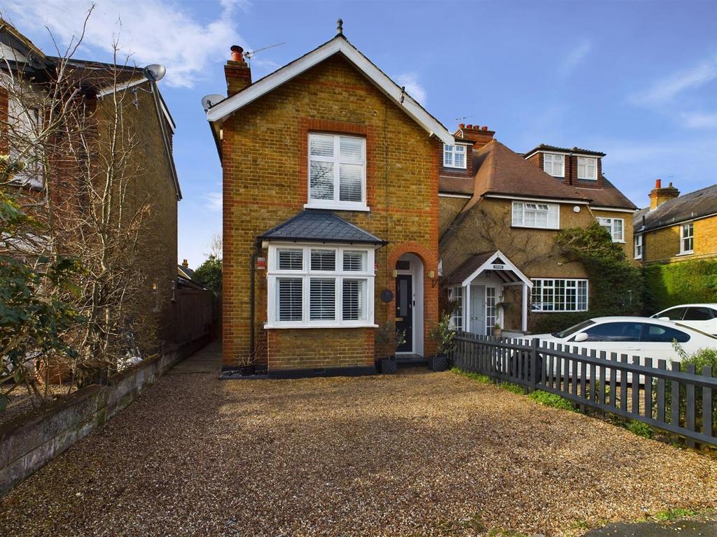 Crutchfield Lane, WaltonOnThames 3 bed detached house for sale £975,000