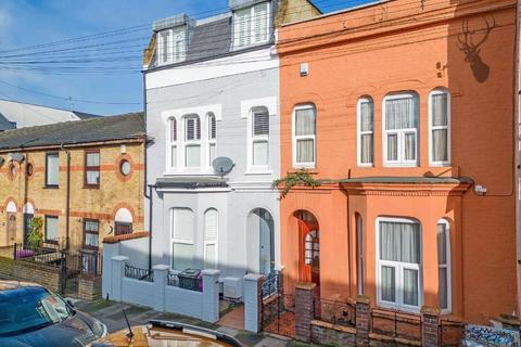 3 bedroom house for sale, Old Ford Road, Bow