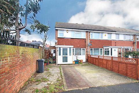 3 bedroom end of terrace house for sale, Channel Close, Heston TW5